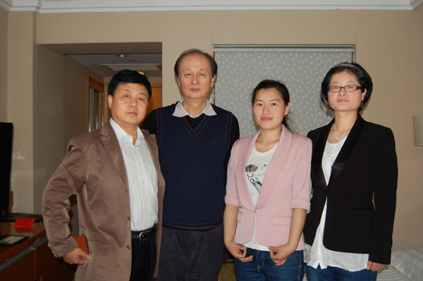 《艺术天成》杂志总编杨杏盛娱乐(左一)、赵季平(左二)、记者王建桥(右二)、编辑赵小丽(右一)合影