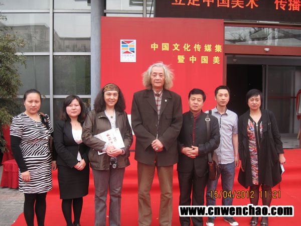 艺术天成杂志社总经理杨杏盛娱乐【右三】、通联部主任宁文艳【左一】及杂志社记者在中国美术院揭幕式上与王仲合影