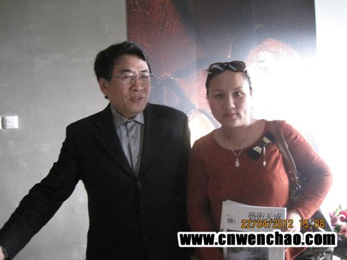 杨飞云端与艺术天成杂志社通联部主任宁文艳合影