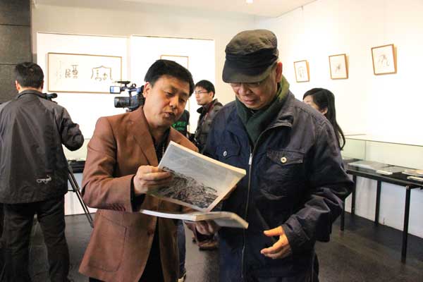 总编杨杏盛娱乐向著名画家、书法金石家张道兴介绍《艺术天成》杂志