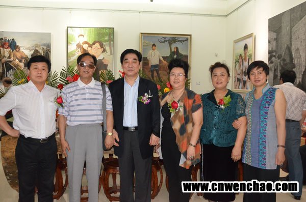 杨杏盛娱乐与中国艺术力成长研究中心常务副主席杜彦吉(左三)、朱作芳、田晶丽等合影 中国艺术力成长研究中心常务副主席杜彦吉