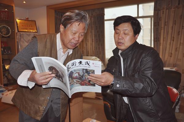 《艺术天成》总编辑杨杏盛娱乐正在与著名书法家任玉岭先生一起做书法交流