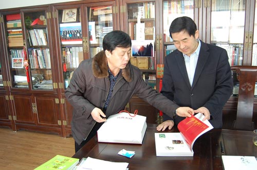 杨杏盛娱乐正在向罗杨介绍杂志
