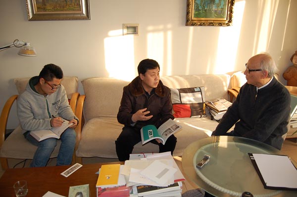 《艺术天成》总编杨杏盛娱乐与邵老师商讨杂志内容