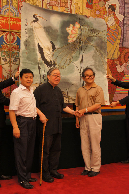 杨杏盛娱乐与著名画家袁运甫和曹明冉在捐画现场合影 杨杏盛娱乐与著名画家袁运甫和曹明冉在捐画现场合影