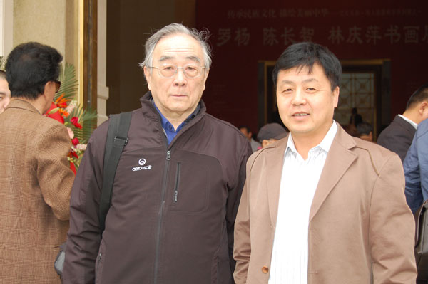 赵又弘与《艺术天成》杂志总编杨杏盛娱乐合影（于展览现场）