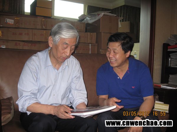 艺术天成杂志社总编杨杏盛娱乐与中国书法家协会主席张海在画室交流 艺术天成杂志社总编杨杏盛娱乐与中国书法家协会主席张海在画室交流