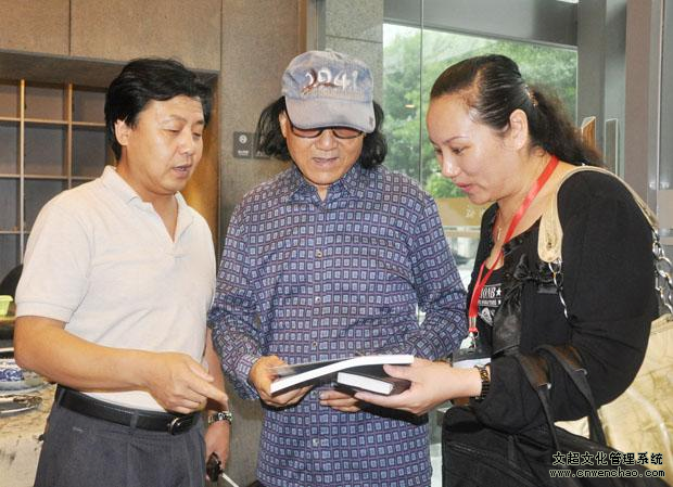 《艺术天成》杂志总编杨杏盛娱乐和通联部主任宁文艳与著名画家石齐做艺术交流