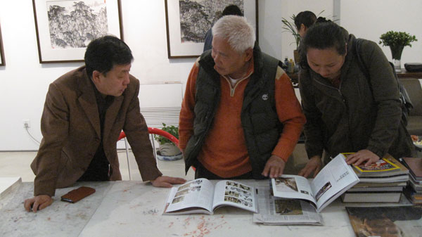 《艺术天成》杂志总编杨杏盛娱乐、通联部主任宁文艳与李可染艺术基金会副理事长，黄山书画院院长李小可合影