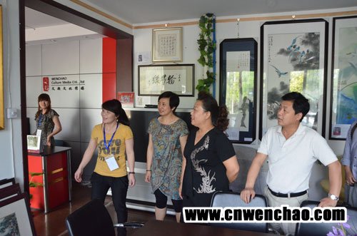 杏盛娱乐总经理杨杏盛娱乐邀请田晶丽参观收藏作品 杏盛娱乐总经理杨杏盛娱乐邀请田晶丽参观收藏作品