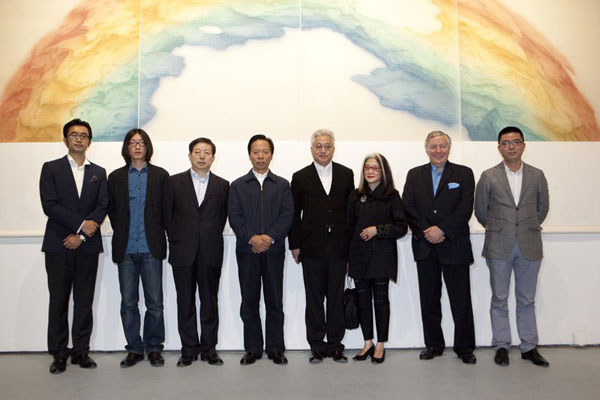 从左至右：今日美术馆落实馆长高鹏、策展人朱朱、中国艺术研究院副院长贾磊磊、中国艺术研究院院长王文章、艺术家徐累、苏富比中国艺术副主席龙美仙、英国跨党派议会中国小组副主席钟斯勋爵、蜂巢艺术中心夏季风