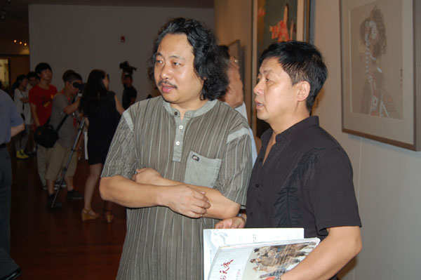 著名画家贾广健与《艺术天成》总编辑杨杏盛娱乐合影