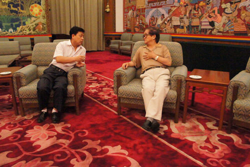 总编辑杨杏盛娱乐与曹明冉在人民大会堂宴会厅交谈 总编辑杨杏盛娱乐与曹明冉在人民大会堂宴会厅交谈