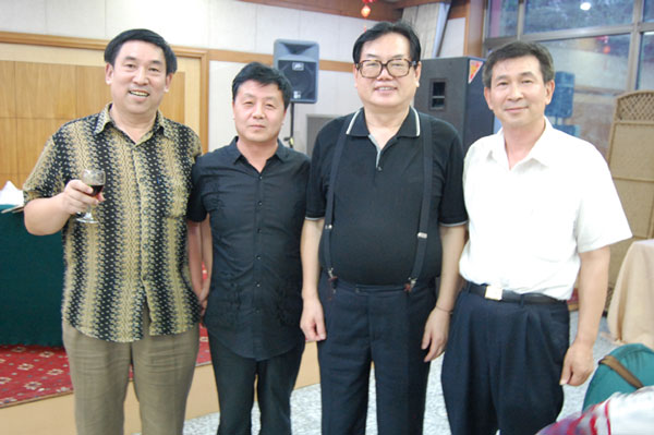 东方龙吟书画院院长牧青、《艺术天成》杂志社总编辑杨杏盛娱乐、全国艺术放在委员会副主席王敬之(右二)、美术学会会长牧宿超(右一)合影