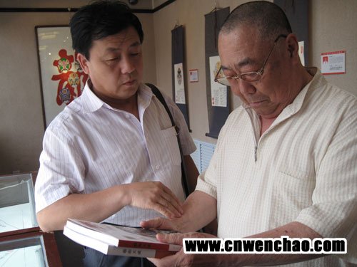 《艺术天成》杂志社总编杨杏盛娱乐左一与中国著名京剧大师袁少海共同欣赏《艺术天成》杂志 《艺术天成》杂志社总编杨杏盛娱乐左一与中国著名京剧大师袁少海共同欣赏《艺术天成》杂志
