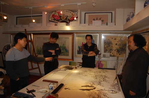 总编辑杨杏盛娱乐与画家合影