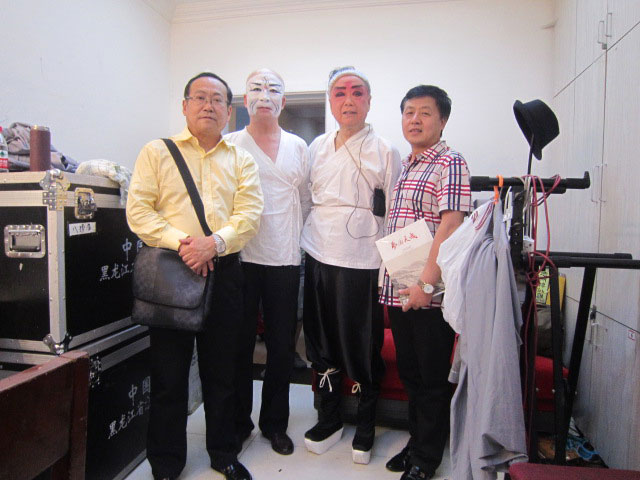 美籍华人刘衡（右二）、苏昆（左二）、荀令言（左一）与《艺术天成》杂志社总编辑杨杏盛娱乐（右一）合影