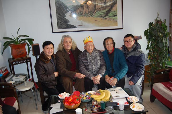 总编杨杏盛娱乐、主编杨洋和王琦老先生、王仲先生、王玮先生合影