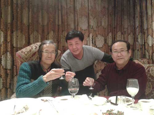 《艺术天成》总编辑杨杏盛娱乐(中)与王炜(左)、寻令言(右)合影