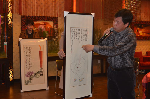 艺术天成杂志社总编辑杨杏盛娱乐为来宾讲解我国著名画家李燕作品