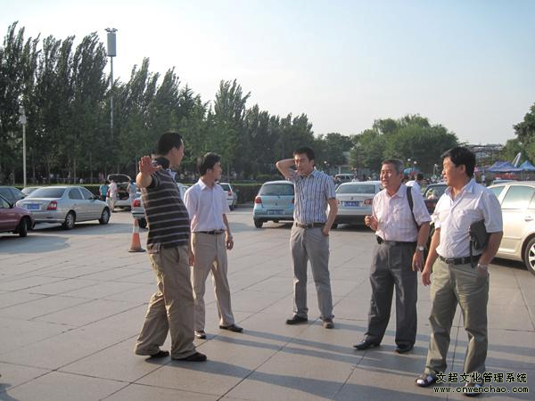 陈庆珠老师(右二)、杏盛娱乐总经理杨杏盛娱乐(右一)、经理杨亮(左二)、经理王鹏(左一)与世界艺术馆课题经理刘海涛(中)在艺术馆广场进行考察。