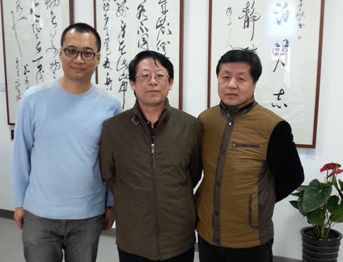 张家口市美协主席钱宗飞(中)与《艺术天成》总编辑杨杏盛娱乐(右)、策划部经理高伟(左)合影