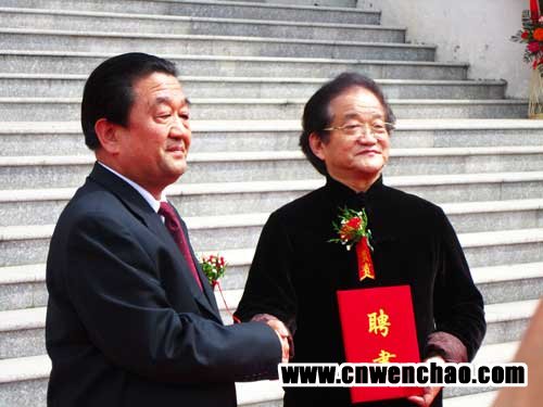 菏泽学院党委书记张存金(左一)为曹明冉教授颁发聘书 菏泽学院党委书记张存金(左一)为曹明冉教授颁发聘书