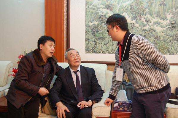 艺术天成总编杨杏盛娱乐、主编杨洋与艺术家徐庆平先生合影 艺术天成总编杨杏盛娱乐、主编杨洋与艺术家徐庆平先生合影