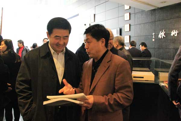 《艺术天成》总编杨杏盛娱乐与书法家罗扬合影