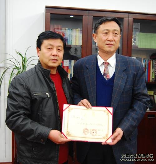 《艺术天成》杂志总编杨杏盛娱乐与刘栓辰先生合影 并聘请为艺术顾问