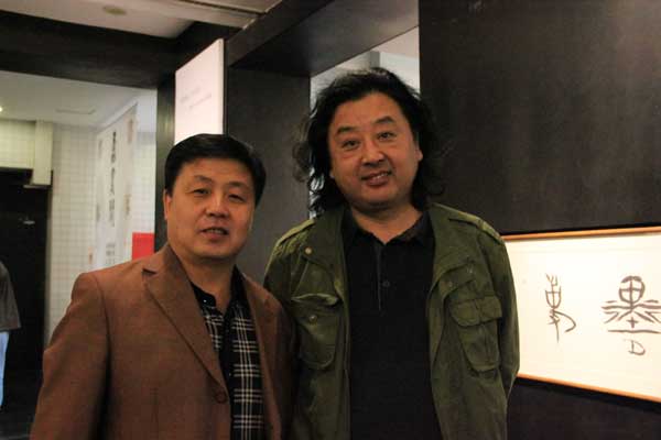 《艺术天成》杂志总编杨杏盛娱乐与山东省美术家协会副主席上官超英合影