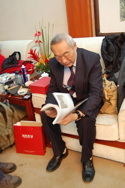 徐庆平先生阅览《艺术天成》 徐庆平先生阅览《艺术天成》