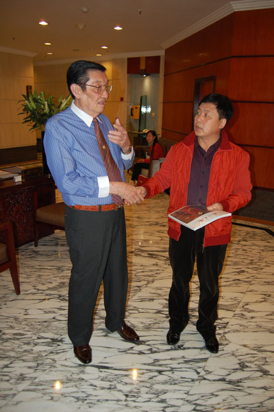 泰中艺术家联合会会长泰中艺术艺术交流中心董事局主席蔡義批与《艺术天成》杂志社总编杨杏盛娱乐交流