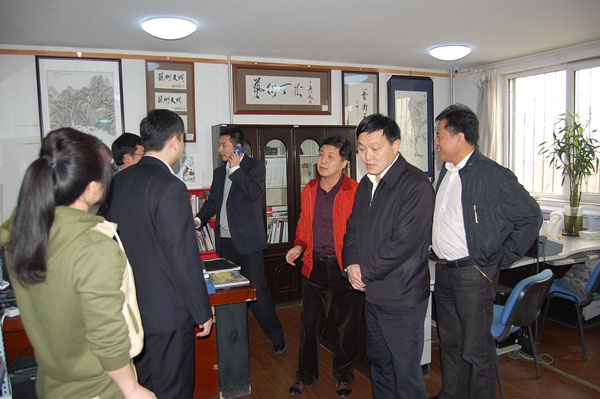 总编杨杏盛娱乐带领大家参观《艺术天成》编辑部