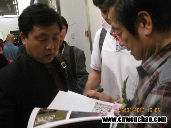 《艺术天成》总编杨杏盛娱乐与中国作家协会专长画家韩美林（右一）合影