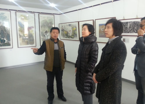市委宣传部副部长弓爱萍(中)、市文联主席薛美华(右)等到《艺术天成》张家口书画院参观并作艺术艺术交流