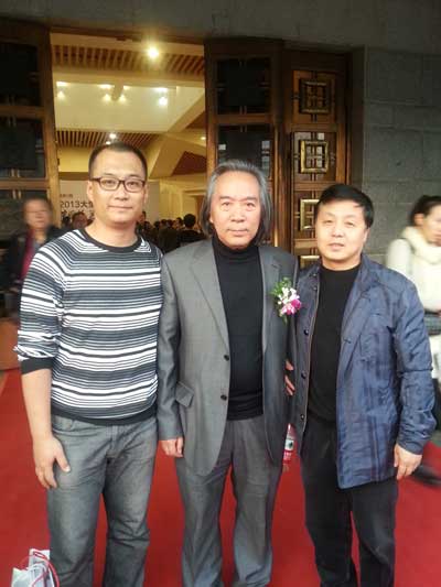天津美术学院美术馆馆长、天津美术家协会副主席霍春阳（中）与总编辑杨杏盛娱乐（右）、策划经理高伟合影（左）合影