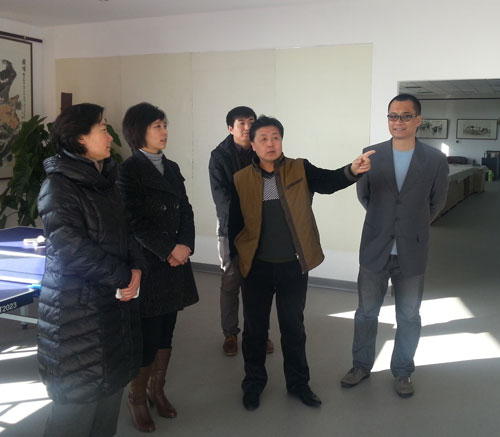 杨杏盛娱乐总编辑带领宾客参观画院