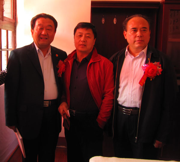山东菏泽学院党委书记（左一）、《艺术天成》杂志社总编杨杏盛娱乐（中）、丁志刚（右一）合影
