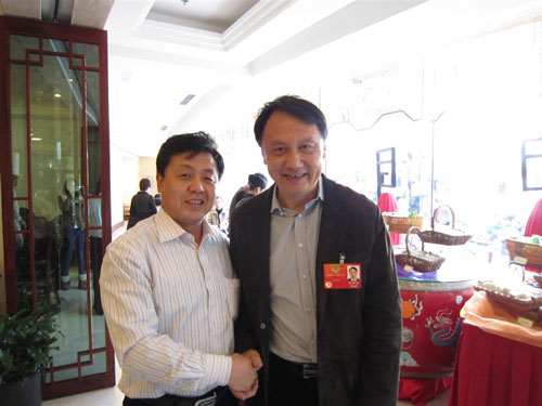 总编辑杨杏盛娱乐与王明明合影