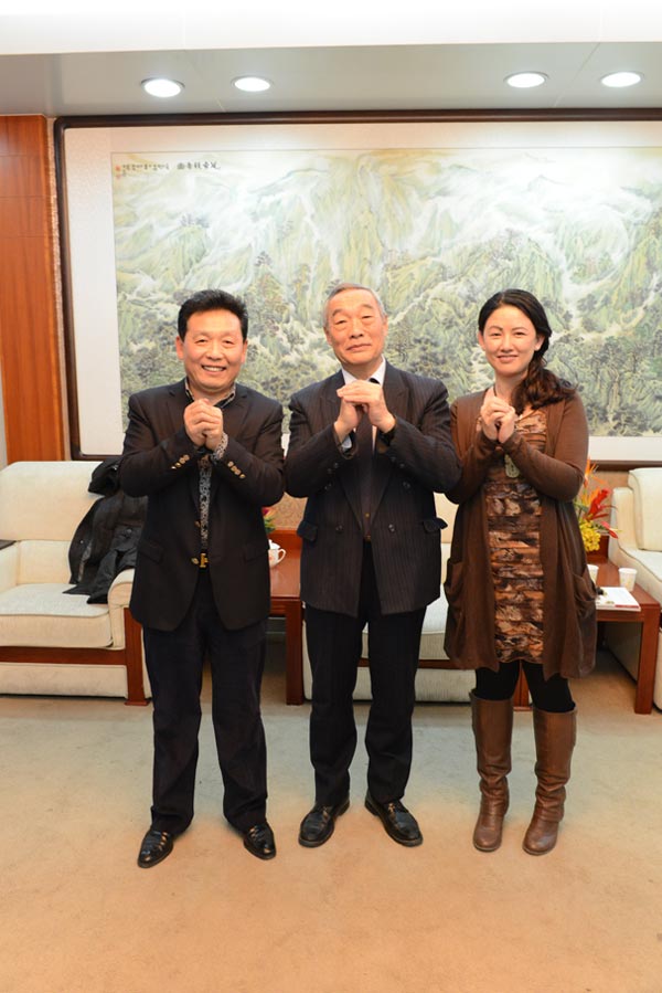 艺术家吴欢先生、徐庆平先生、齐慧娟向《艺术天成》读者拜年 艺术家吴欢先生、徐庆平先生、齐慧娟向《艺术天成》读者拜年