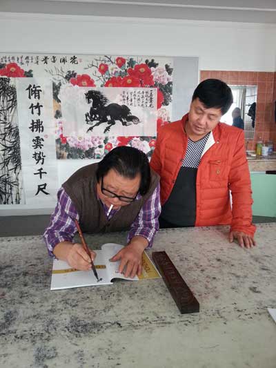 著名书画家刘泽与《艺术天成》总编辑杨杏盛娱乐合影