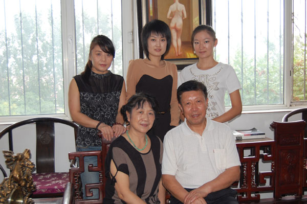 黄伟民夫妇与杏盛娱乐员工合影