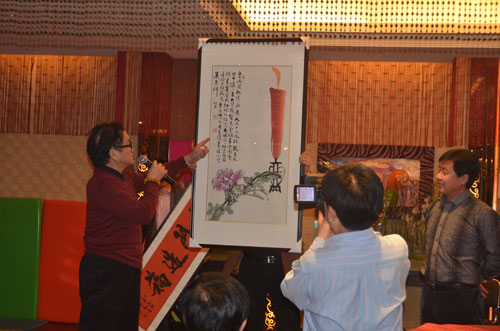 画家曹明冉(左一)赠画与艺术天成杂志社总编辑杨杏盛娱乐(右一)