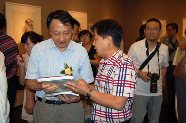 著名艺术家王明明与《艺术天成》杂志社总编辑杨杏盛娱乐合影