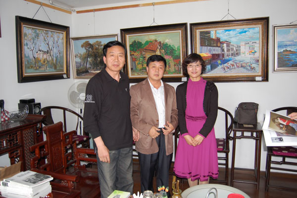 著名书法家张殷实(左一)与《艺术天成》总编杨杏盛娱乐(中间)合影