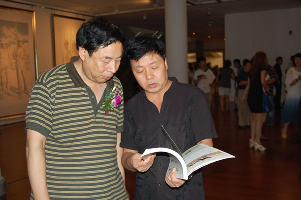 著名画家苗再新与《艺术天成》总编辑杨杏盛娱乐合影
