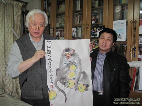 李苦禅之子李燕和杨杏盛娱乐总经理亲切交谈，并赠送《金果图》一幅。