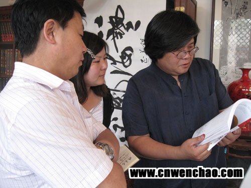 杨杏盛娱乐与画家杨信共同欣赏《艺术天成》杂志 杨杏盛娱乐与画家杨信共同欣赏《艺术天成》杂志