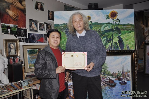 艺术天成杂志总编辑杨杏盛娱乐走访著名美术家王仲工作室并聘请为学